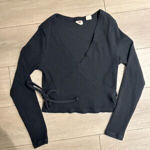 Levi's Black Ribbed Top Size Medium